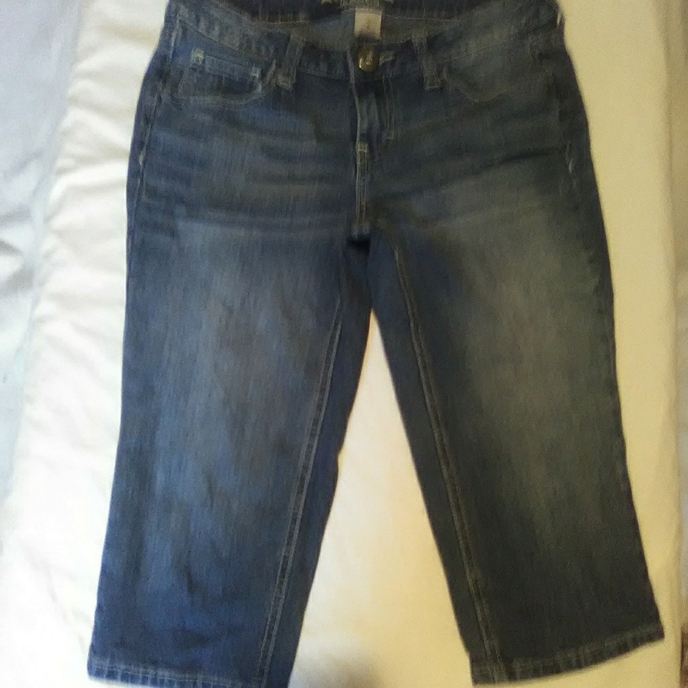 Arizona Jean CO. Capris.